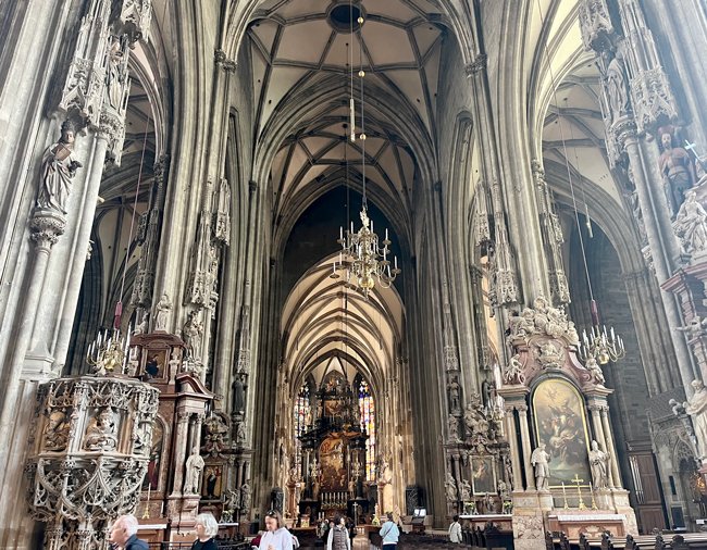 interno-duomo-di-santo-stefano-vienna