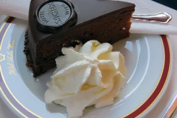 sachertorte-cosa-mangiare-a-vienna-piatti-tipici