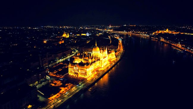 parlamento-budapest-di-sera