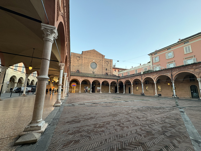 Cosa vedere a Bologna in un giorno a piedi - Itinerario e mappa Chiesa di Santa Maria dei Servi con portici più larghi, Bologna