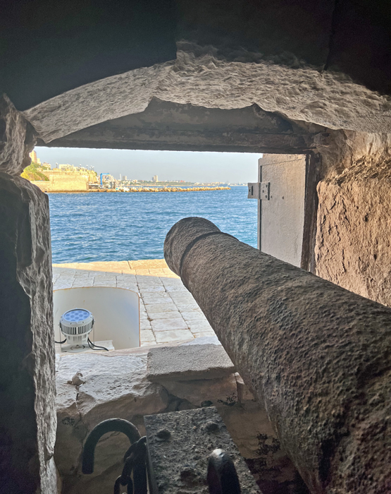 Cosa vedere a Taranto a piedi in un giorno e dintorni interno-castello-di-taranto