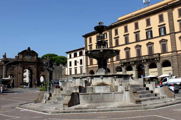 porta-fiorentina-e-piazza-della-rocca-viterbo