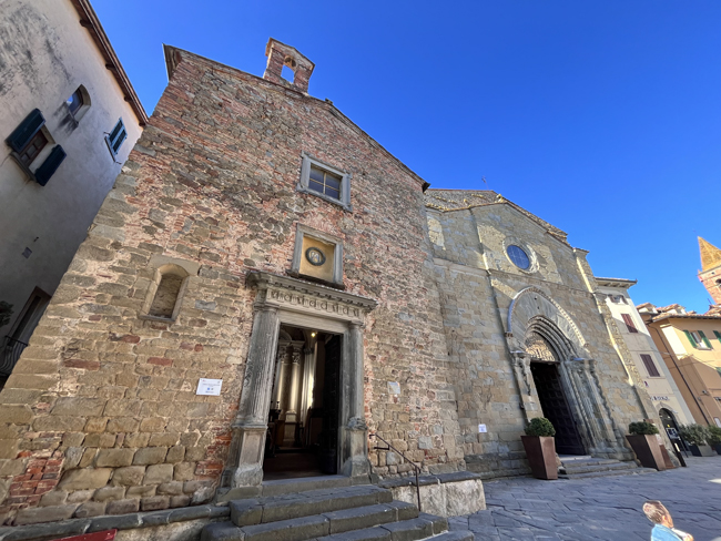 Monte San Savino: cosa vedere e fare Chiesa di San Giovanni (sinistra) e Chiesa di Sant'Agostino (destra), Monte San Savino