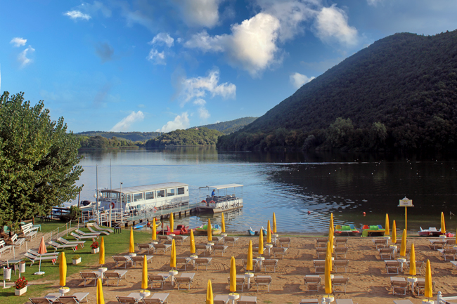 Spiaggia Miralago e battelli, Lago di Piediluco