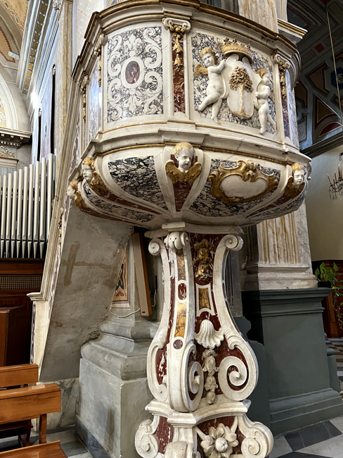 interno cattedrale di oristano pulpito