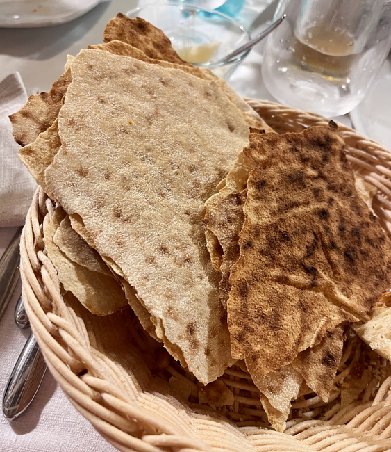 Cosa mangiare a Cagliari: piatti tipici sardi e street food pane-carasau-piattti-sardi