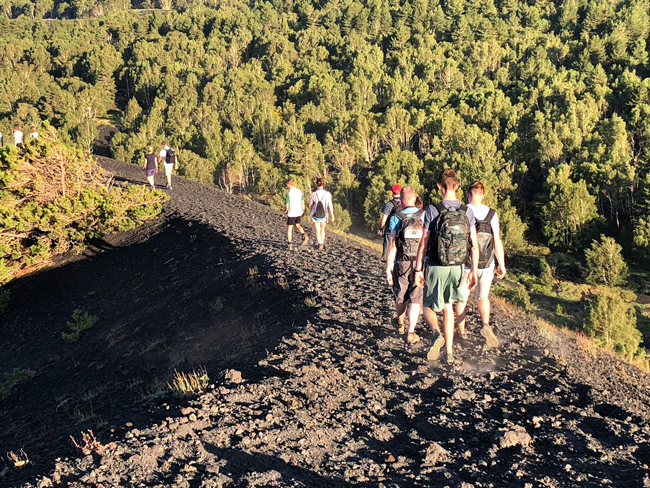 Escursionisti sull'Etna