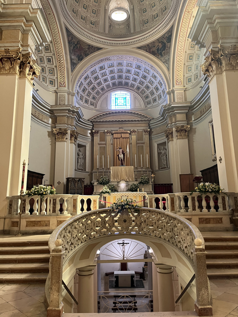 dettaglio-altare-maggiore-e-cripta-chiesa-di-snata-maria-maggiore-vasto