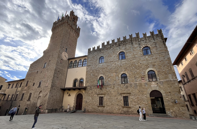 Palazzo dei Priori, dove ha sede il comune e I Colori della Giostra - Arezzo