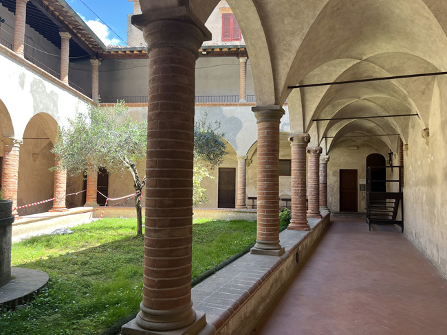 Certaldo: cosa vedere in un giorno o mezza giornata Chiostro, Museo di Arte Sacra - Certaldo