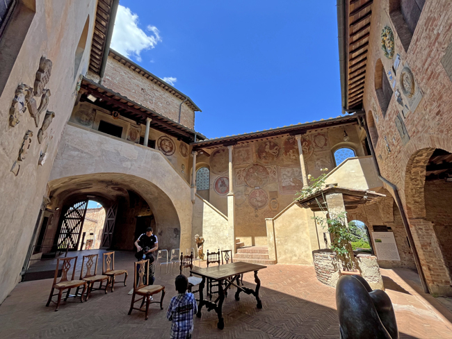 Certaldo: cosa vedere in un giorno o mezza giornata Cortile, Palazzo Pretorio