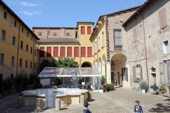 Cosa vedere a Imola in un giorno, oltre l'Autodromo Ferrari cortile-palazzo-tozzoni-imola