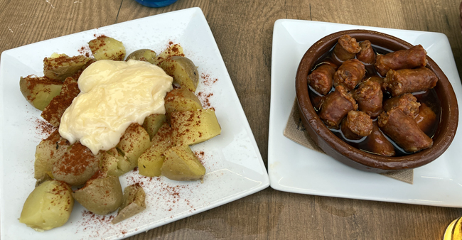 Cosa mangiare a Valencia: piatti tipici valenciani e migliori ristoranti Tapas, patatas bravas e chistorra navarra (insaccato iberico)