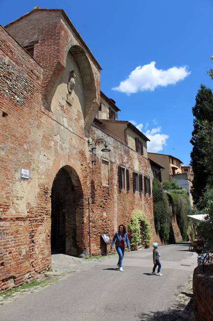 Certaldo: cosa vedere in un giorno o mezza giornata Porta Alberti, Certaldo