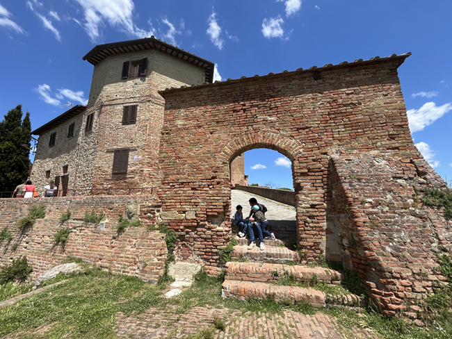 Certaldo: cosa vedere in un giorno o mezza giornata Porta del Rivellino, Certaldo