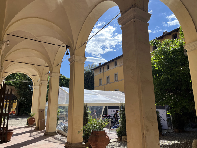 Cosa vedere a Imola in un giorno, oltre l'Autodromo Ferrari porticato-palazzo-tozzoni-imola