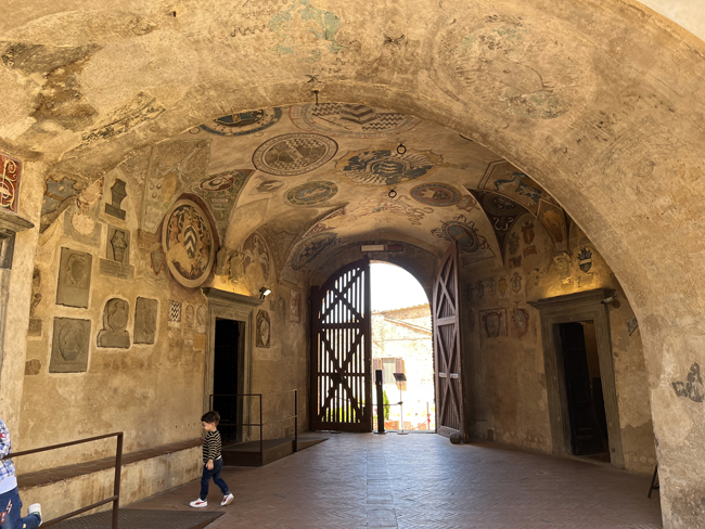 Certaldo: cosa vedere in un giorno o mezza giornata Cortile, Palazzo Pretorio