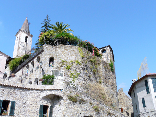 Apricale: cosa vedere in un giorno Castello della Lucertola, Apricale (Photo Credits: Wikimedia Commons)