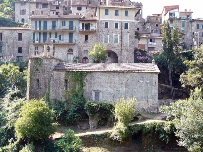 Apricale: cosa vedere in un giorno Chiesa di Santa Maria degli Angeli, Apricale (Photo Credits: Wikimedia Commons)