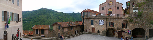 Apricale: cosa vedere in un giorno Piazza Torracca, Apricale