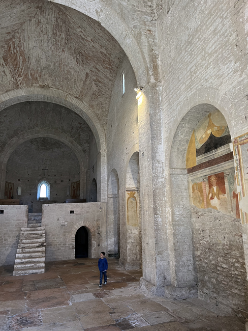 Interno, Abbazia di San Vincenzo al Furlo, Acqualagna