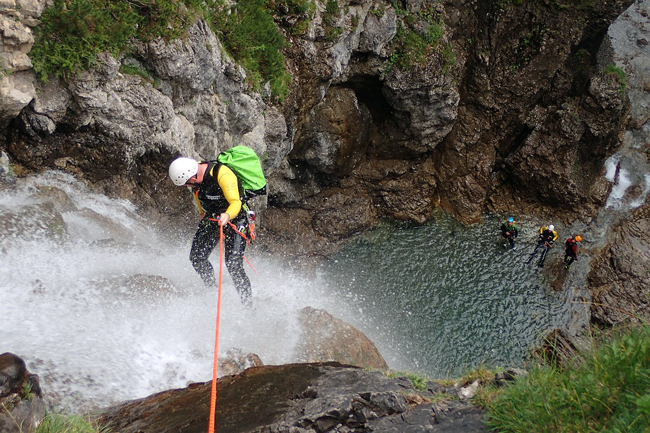 Estate 2025: 8 attività acquatiche da non perdere in Italia Canyoning