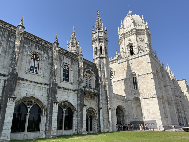 Lisbona e dintorni in 3 giorni: cosa vedere - Itinerario e mappa monastero-de-jeronimos-lisbona-facciata