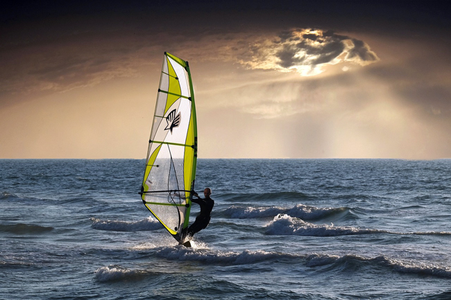 Estate 2025: 8 attività acquatiche da non perdere in Italia Windsurf