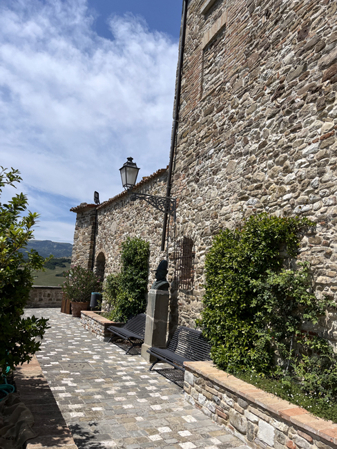 cortile-rocca-di-monte-cerignone