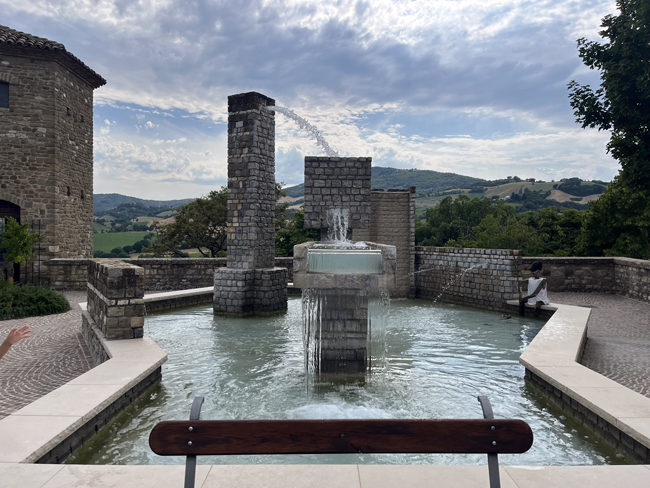 Cosa vedere a Frontino e dintorni in un giorno Fontana di Franco Assetto, Frontino