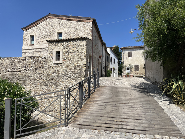 Cosa vedere a Montescudo-Montecolombo e dintorni Ingresso al Castello di Albereto