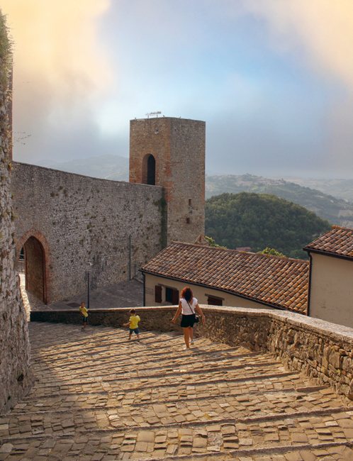Montefiore Conca e dintorni: cosa vedere, leggenda, castello Salita al castello, Montefiore Conca