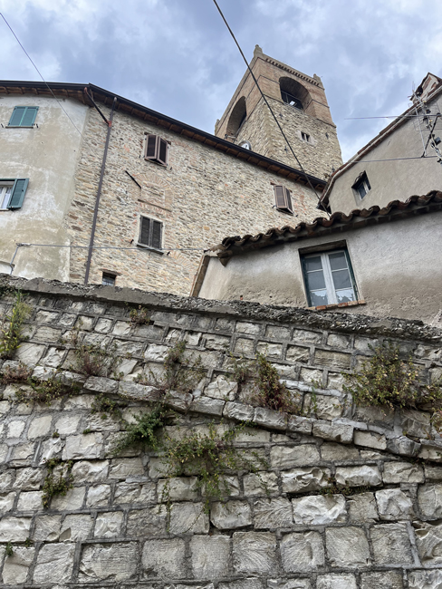 Cosa vedere a Macerata Feltria, borgo marchigiano Torre Civica e mura, Macerata Feltria