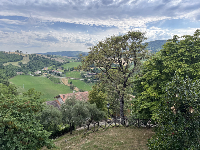 Cosa vedere a Frontino e dintorni in un giorno Panorama dalla piazza, Frontino