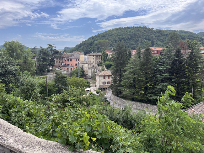 Cosa vedere a Macerata Feltria, borgo marchigiano Panorama su Macerata Feltria bassa