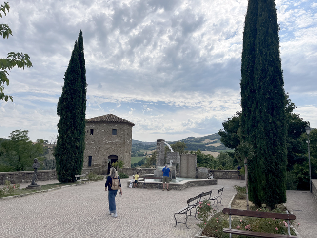 Cosa vedere a Frontino e dintorni in un giorno Piazza della fontana, Frontino