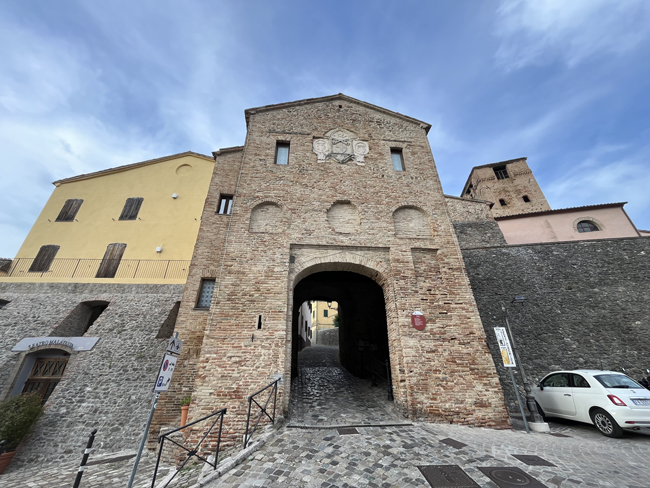 Montefiore Conca e dintorni: cosa vedere, leggenda, castello Porta Curina, Montefiore Conca