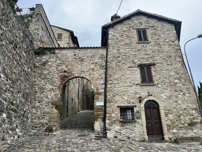 Cosa vedere a Macerata Feltria, borgo marchigiano Porta del Borgo di fuori, Macerata Feltria
