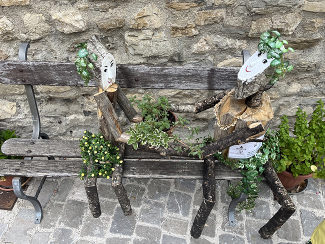 Cosa vedere a Frontino e dintorni in un giorno Spaventapasseri in gara, Frontino
