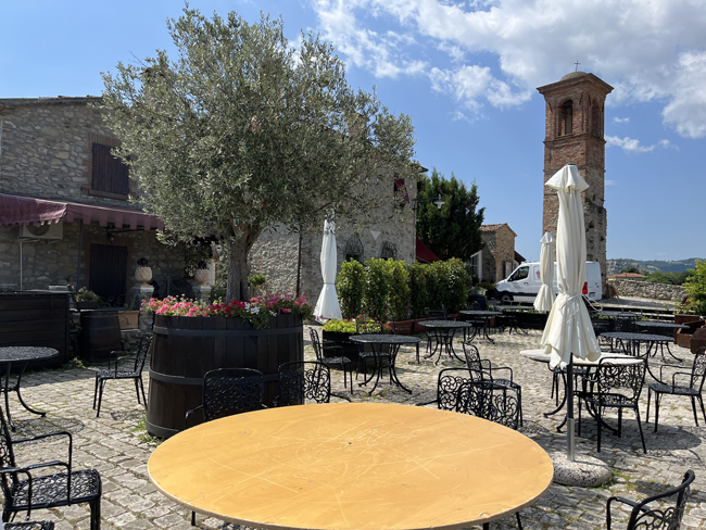 Cosa vedere a Montescudo-Montecolombo e dintorni Ristorante sulla terrazza panoramica, Castello di Albereto