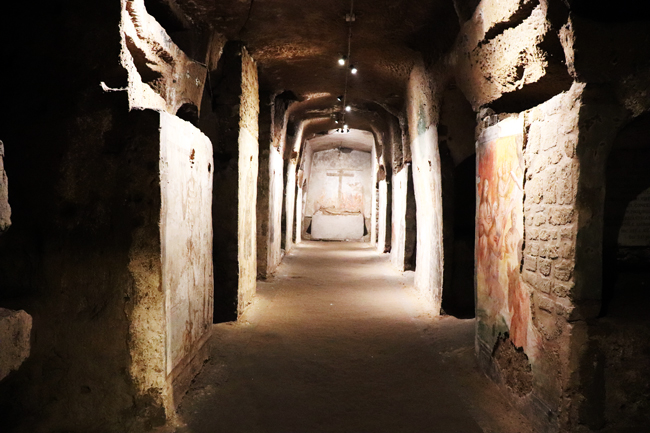 Napoli sotterranea e verticale: scoprire la città attraverso i suoi livelli nascosti Catacombe di San Gaudioso (Photo Credits: Wikimedia Commons)
