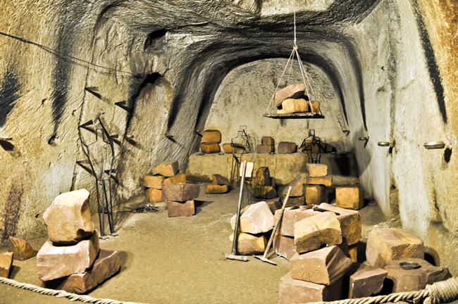 Napoli sotterranea e verticale: scoprire la città attraverso i suoi livelli nascosti Cava, Napoli sotterranea (Photo Credits: Wikimedia Commons)