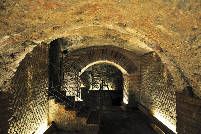 Napoli sotterranea e verticale: scoprire la città attraverso i suoi livelli nascosti Proscenio, Napoli sotterranea (Photo Credits: Wikimedia Commons)