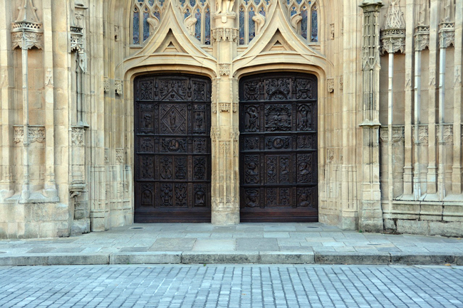 Cosa vedere a Limoges in un giorno: porcellane e non solo Portale della Cattedrale di Limoges
