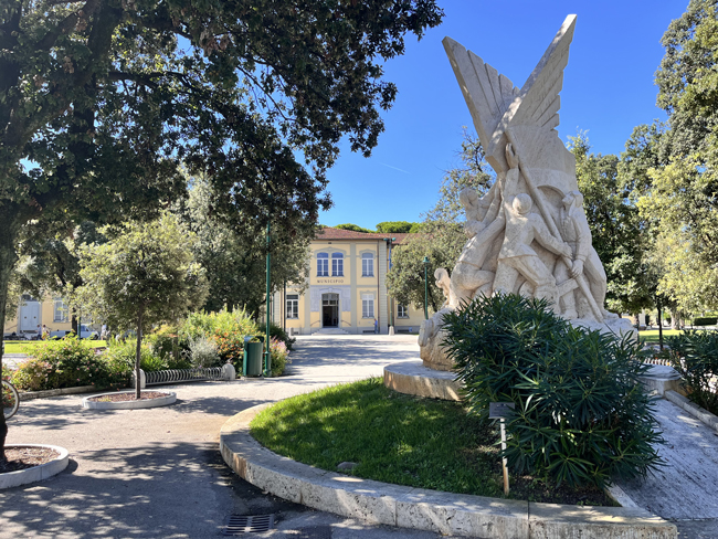Forte dei Marmi: cosa vedere e fare, dove mangiare, info utili Piazza Dante, Forte dei Marmi