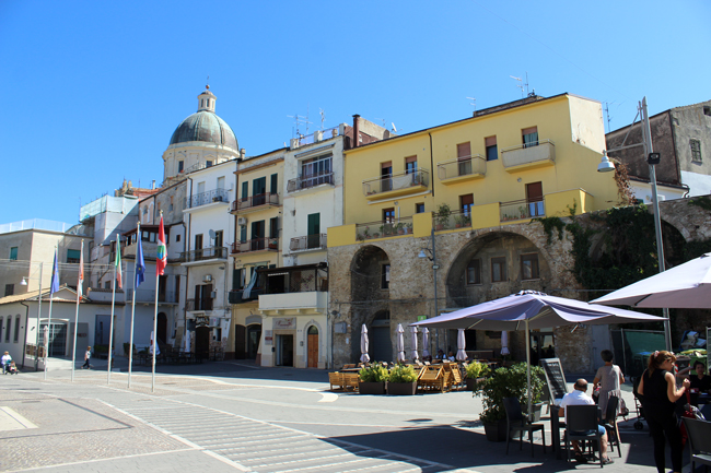 Cosa vedere a Ortona in un giorno Piazza degli Eroi Canadesi, Ortona