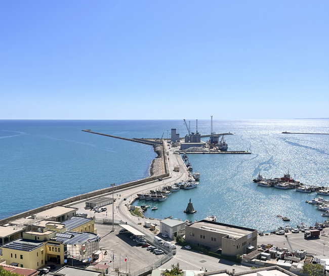 Cosa vedere a Ortona in un giorno Porto e Monumento a San Tommaso, Ortona