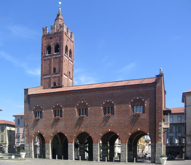 Cosa vedere a Monza in 1 giorno e dintorni Arengario, Monza (Photo Credits Wikimedia Commons)