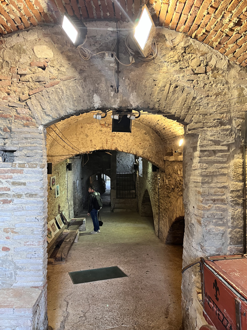 Cosa vedere ad Anghiari e dintorni in un giorno camminamento-coperto-anghiari