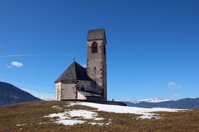 Val di Funes: cosa vedere, escursioni e info Chiesa di San Giacomo al Passo